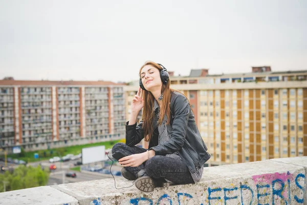 Genç Yakışıklı Doğu Esmer Kız Şehirde Bir Parkta Müzik Dinleme — Stok fotoğraf
