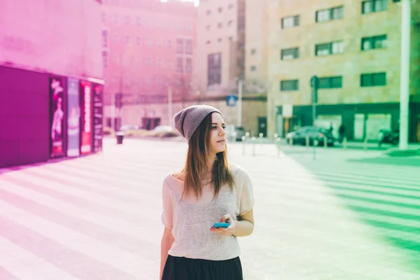 Jovem Mulher Livre Usando Smartphone Olhando Para Longe — Fotografia de Stock