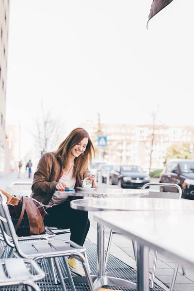 Joven Mujer Sentada Aire Libre Bar Tomando Café Sonriendo —  Fotos de Stock