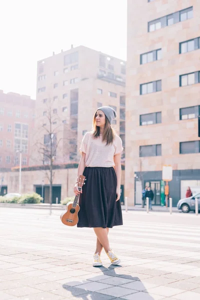 Joven Hermosa Mujer Posando Ciudad Sosteniendo Ukelele —  Fotos de Stock