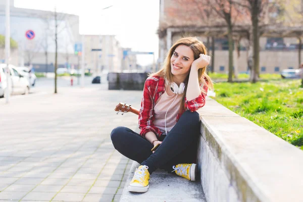 Joven Mujer Sentado Aire Libre Mirando Cámara Sonriendo — Foto de Stock