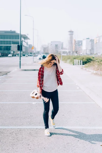 Joven Hermosa Mujer Caminando Ciudad Sosteniendo Ukelele —  Fotos de Stock