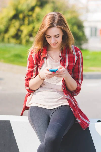 Jonge Vrouw Stad Met Smartphone — Stockfoto