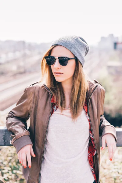 Joven Hermosa Mujer Posando Aire Libre Ciudad — Foto de Stock