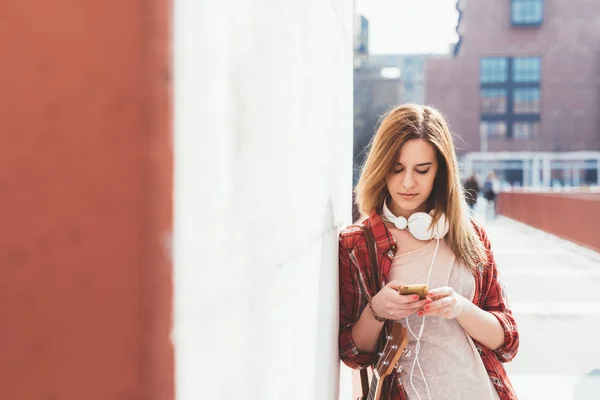 Jovem Mulher Livre Cidade Usando Smartphone — Fotografia de Stock