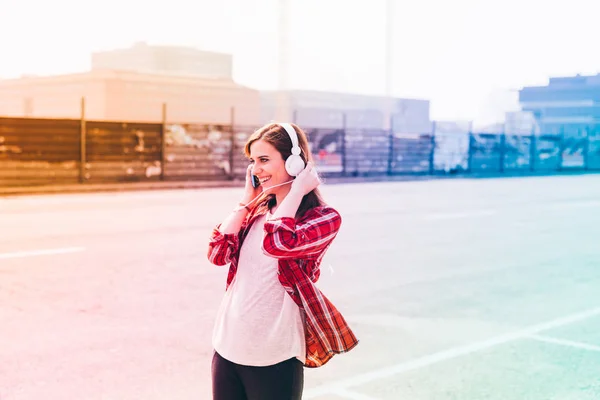 Młoda Kobieta Odkryty Mieście Słuchania Muzyki Słuchawki Smartphone — Zdjęcie stockowe