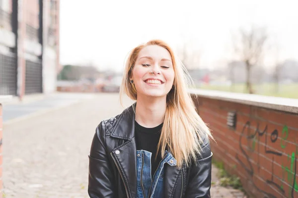 Kobieta Piękna Blond Włosy Odkryty Patrząc Aparatu Uśmiecha Się — Zdjęcie stockowe