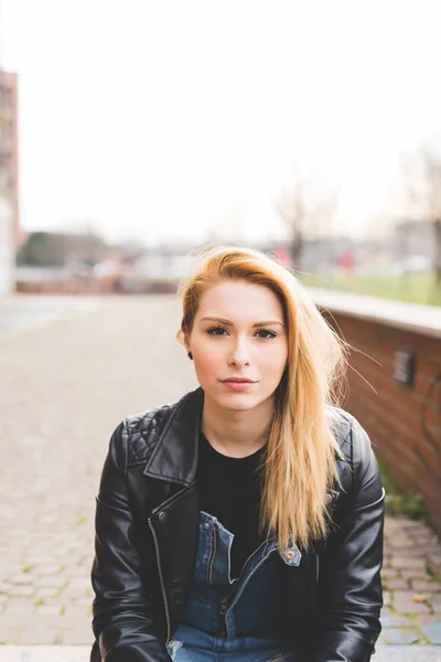 Ung Kvinna Blond Hår Utomhus Tittar Kamera — Stockfoto