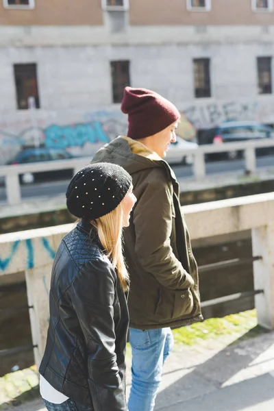 Kant Weergave Jonge Mooie Paar Liefhebbers Wandelen Buiten Stad — Stockfoto