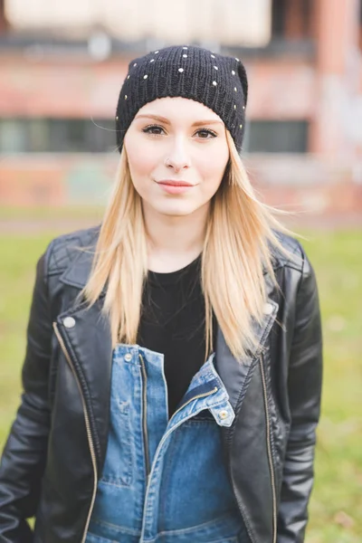 Portret Jonge Vrouw Mooie Blonde Haren Draagkracht Buiten Zoek Camera — Stockfoto