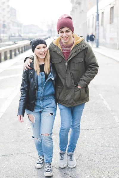 年轻美丽的情侣在城市拥抱散步户外 — 图库照片