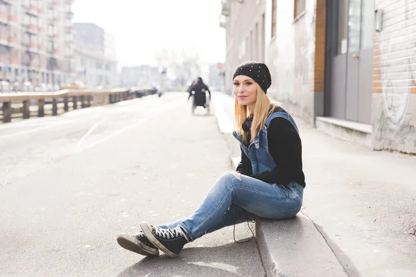 Junge Frau Schönes Blondes Haar Sitzt Draußen Und Schaut Weg — Stockfoto