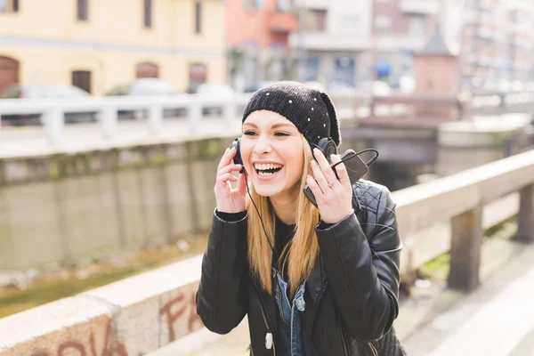 Genç Kadın Portre Güzel Sarışın Smartphone Ile Müzik Dinleme Yürüyüş — Stok fotoğraf