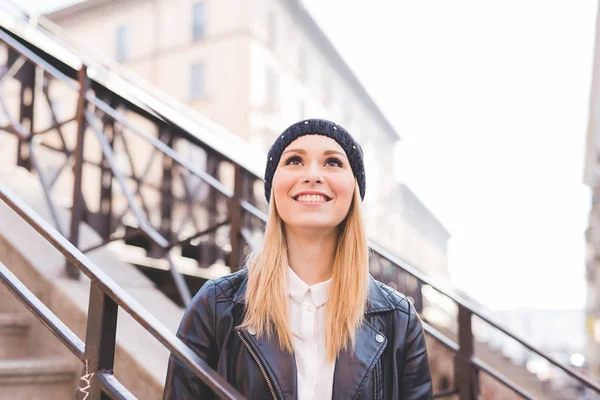 Porträt Junge Frau Schöne Blonde Haare Freien Wegschauen Lächeln — Stockfoto