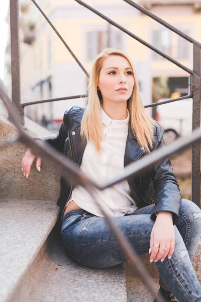 Junge Frau Schönes Blondes Haar Sitzt Draußen Und Schaut Weg — Stockfoto