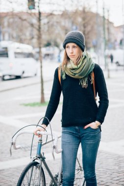 açık uzakta arıyorsunuz bir bisiklet tutan yürüyen genç güzel kadın