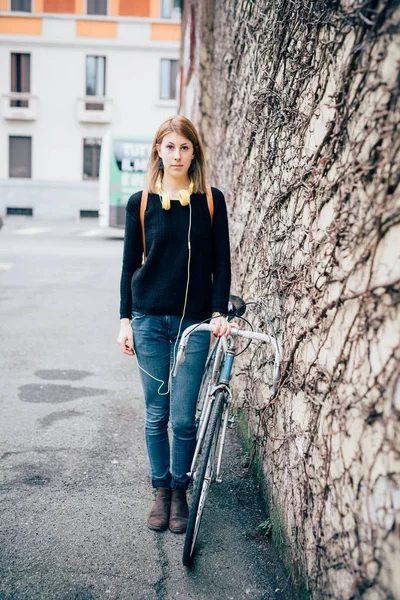 Jovem Mulher Bonita Com Bicicleta Inclinada Parede Olhando Para Longe — Fotografia de Stock