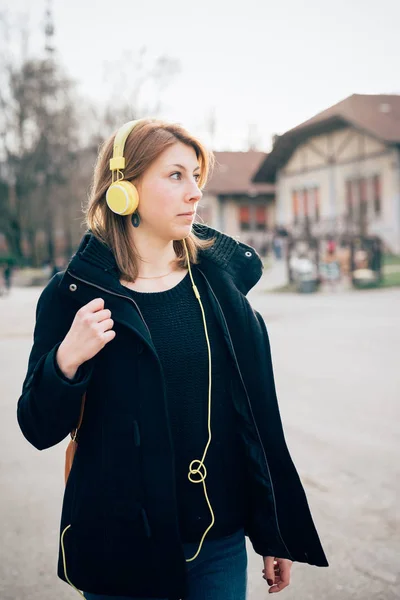 Ung Vacker Kvinna Promenader Utomhus Ser Bort Musik — Stockfoto