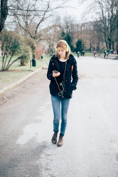 Giovane Bella Donna Piedi All Aperto Città Utilizzando Smartphone Musica — Foto Stock