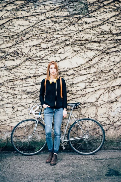 Joven Hermosa Mujer Con Bicicleta Apoyada Pared — Foto de Stock