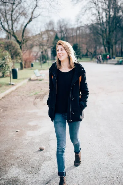 Joven Hermosa Mujer Caminando Aire Libre Ciudad Luz Trasera Mirando — Foto de Stock