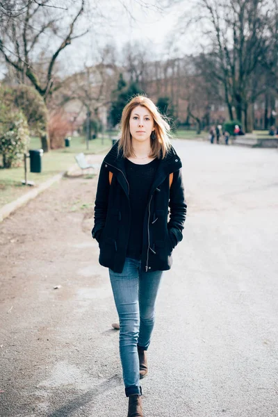 Mooie Jongedame Wandelen Buiten Stad Terug Licht Weg Zoek — Stockfoto