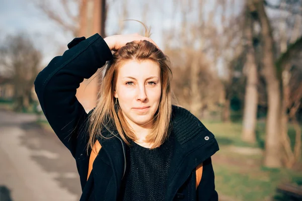 Portret Jonge Mooie Vrouw Buiten Zoek Camera — Stockfoto