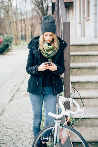 Mladá Krásná Žena Venkovní Městě Pomocí Smartphonu — Stock fotografie