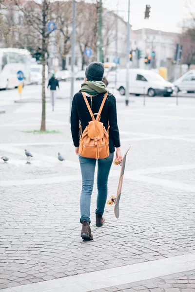 Vista Trasera Joven Hermosa Mujer Aire Libre Caminando Celebración Patín — Foto de Stock