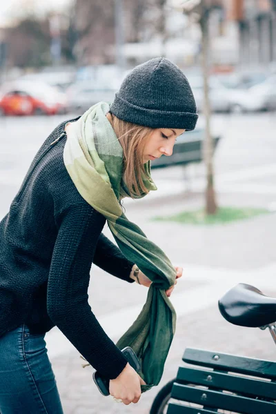 Jeune Belle Femme Debout Près Banc — Photo