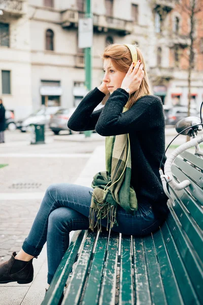 Joven Hermosa Mujer Sentada Aire Libre Banco Escuchando Música Mirando — Foto de Stock