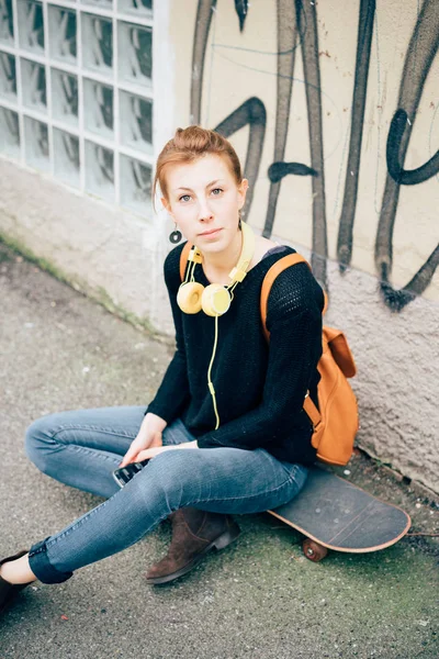 Jovem Bela Mulher Livre Sentado Skate Olhando Câmera Segurando Smartphone — Fotografia de Stock