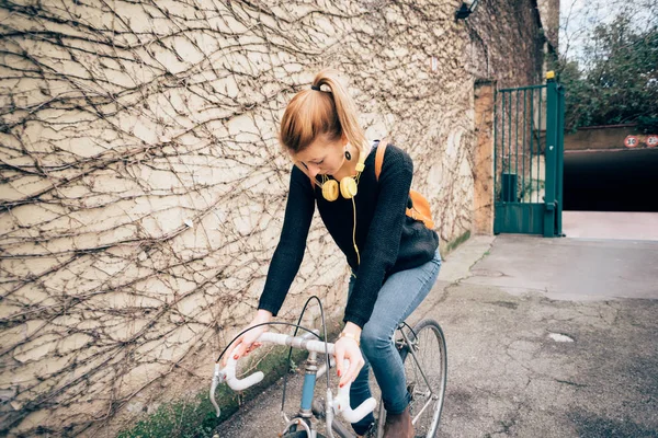 Giovane Bella Donna Ciclismo All Aperto — Foto Stock