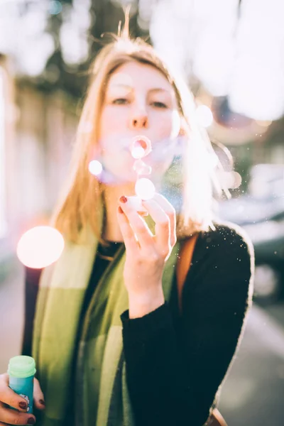 Jovem Bela Mulher Livre Cidade Volta Luz Jogando Sabão Bolha — Fotografia de Stock