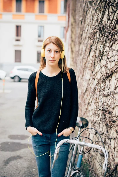 Молодая Красивая Женщина Велосипедом Опирается Стену Смотрит Камера Слушает Музыку — стоковое фото