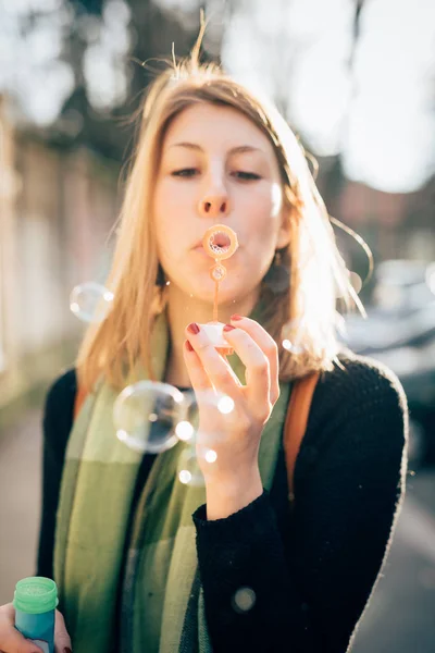 泡のボディソープを再生バック ライトの都市の屋外若い美しい女性 — ストック写真