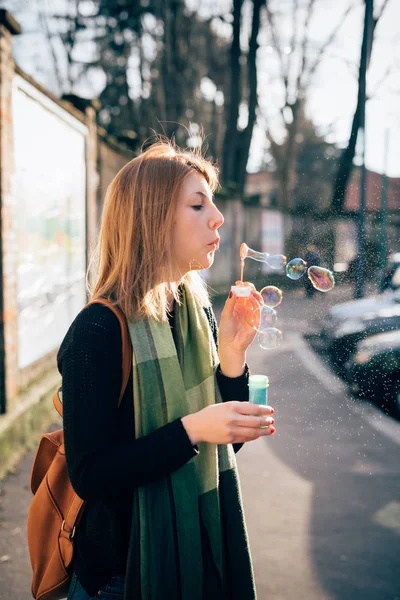 Mooie Jongedame Buiten Stad Terug Licht Spelen Bubble Zeep — Stockfoto