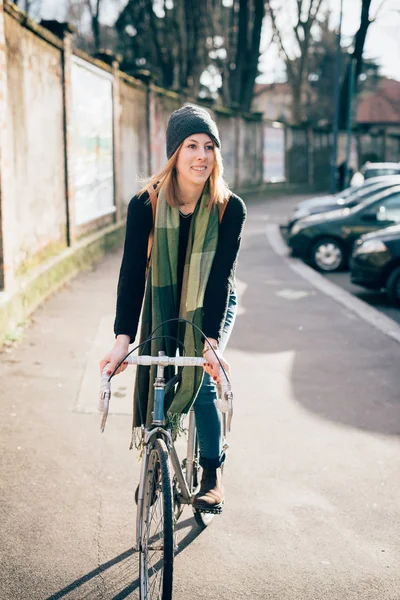 Junge Schöne Frau Freien Radfahren Wieder Beleuchtet — Stockfoto