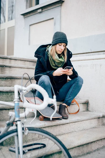 Ung Vacker Kvinna Utomhus Staden Sammanträdet Med Smartphone — Stockfoto