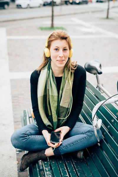 Junge Schöne Frau Freien Sitzbank Musik Hören Mit Smartphone — Stockfoto