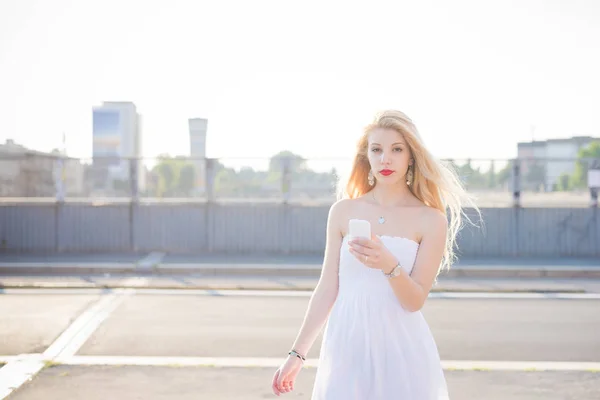 Young Beautiful Woman Outdoor Using Smartphone — Stock Photo, Image