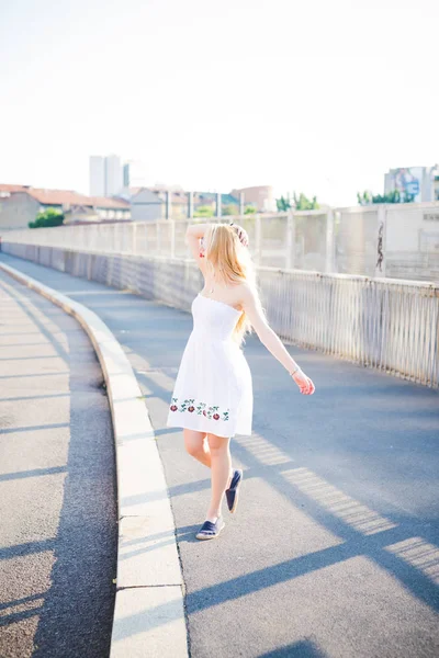 Junge Schöne Frau Der Stadt Breitet Arme Aus Und Fühlt — Stockfoto