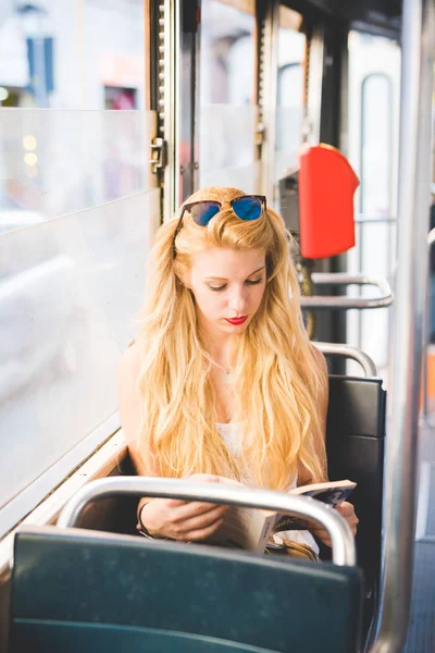 Giovane Bella Donna Città Che Viaggia Autobus Libro Lettura — Foto Stock