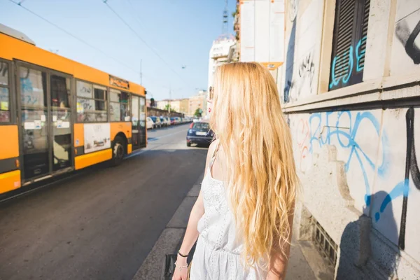Jonge Mooie Vrouw Stad Wachten Bus Stop — Stockfoto