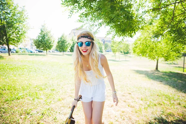 公園内屋外楽しんで若い美しい女性 — ストック写真