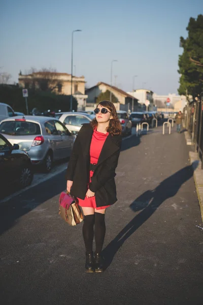 Vermelho Vestido Jovem Bela Mulher Posando Livre Olhando Câmera — Fotografia de Stock