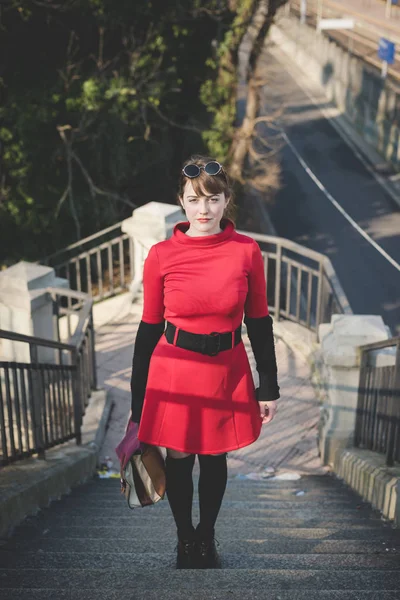 Rojo Vestido Joven Hermosa Mujer Posando Aire Libre Mirando Cámara —  Fotos de Stock