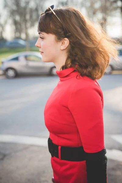 Rood Gekleed Jonge Mooie Vrouw Poseren Buiten Kijken Weg — Stockfoto