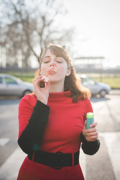 Jeune Belle Rouge Habillé Vintage Hipster Femme Dans Rue Ville — Photo