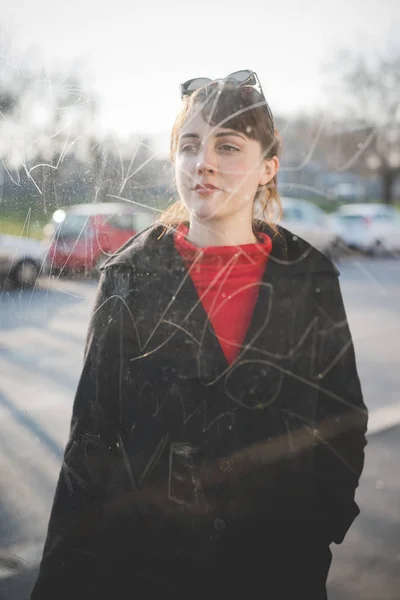 Kırmızı Giyimli Genç Kadın Poz Açık Arıyor Pencereden Görüntüleme — Stok fotoğraf